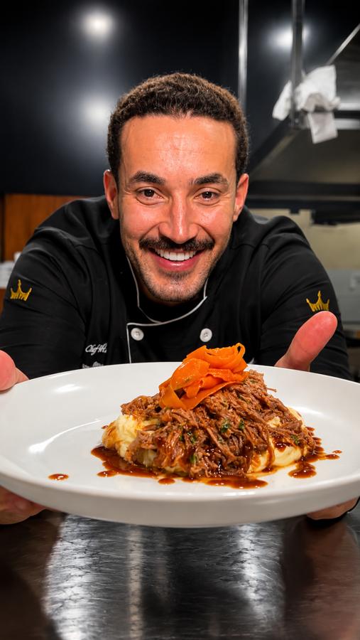 Chef Wellington Guebarra apresentando um prato