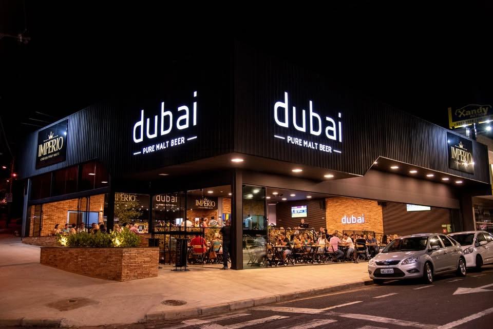 Fachada do Dubai à noite, com o letreiro iluminado